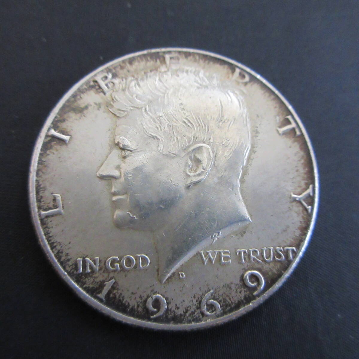 KM202a 1969年D アメリカ ケネディ50セント銀貨 SV400の画像2