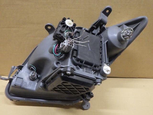 【岩手 盛岡発】中古 純正 イスト CBA-NCP65 右ヘッドライト 前期 HID イチコー 52-064 点灯OK 美品_画像2