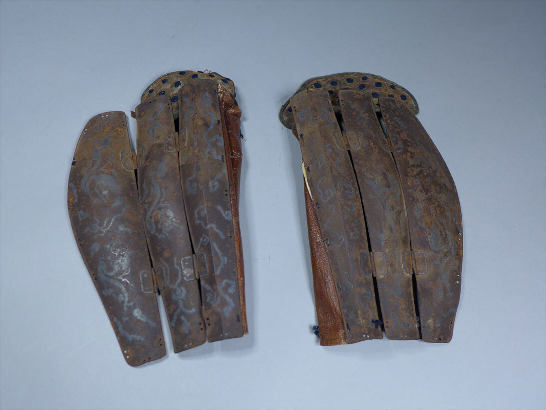 江戸時代 甲冑の部品 脛当 龍銀象嵌 の画像1