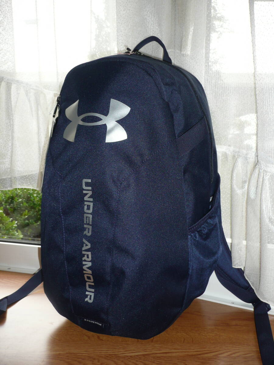 新品 UNDER-ARMOUR アンダーアーマー HUSTLE-LITE デイパック リュック 紺 26L H47×W31×D18cm トレーニング スポーツ 部活 通勤通学 登山の画像2