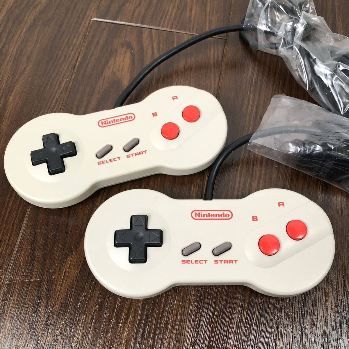 任天堂 ニューファミコン HVC-NFF 箱説あり 電源コード/AVケーブル付き 動作品 Nintendo_画像7