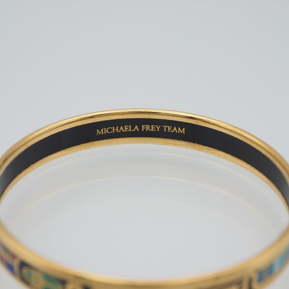 N331 ミカエラフレイ MICHAELA FREY TEAM刻印 バングル エナメル 七宝焼風 デザイン ゴールド 腕輪