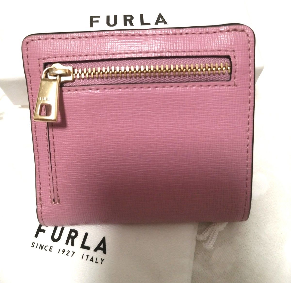 【美品】 FURLA フルラ レザー 二つ折り 二つ折り財布 財布コンパクトウォレット　ピンク　ロゴ入り　ミニ財布