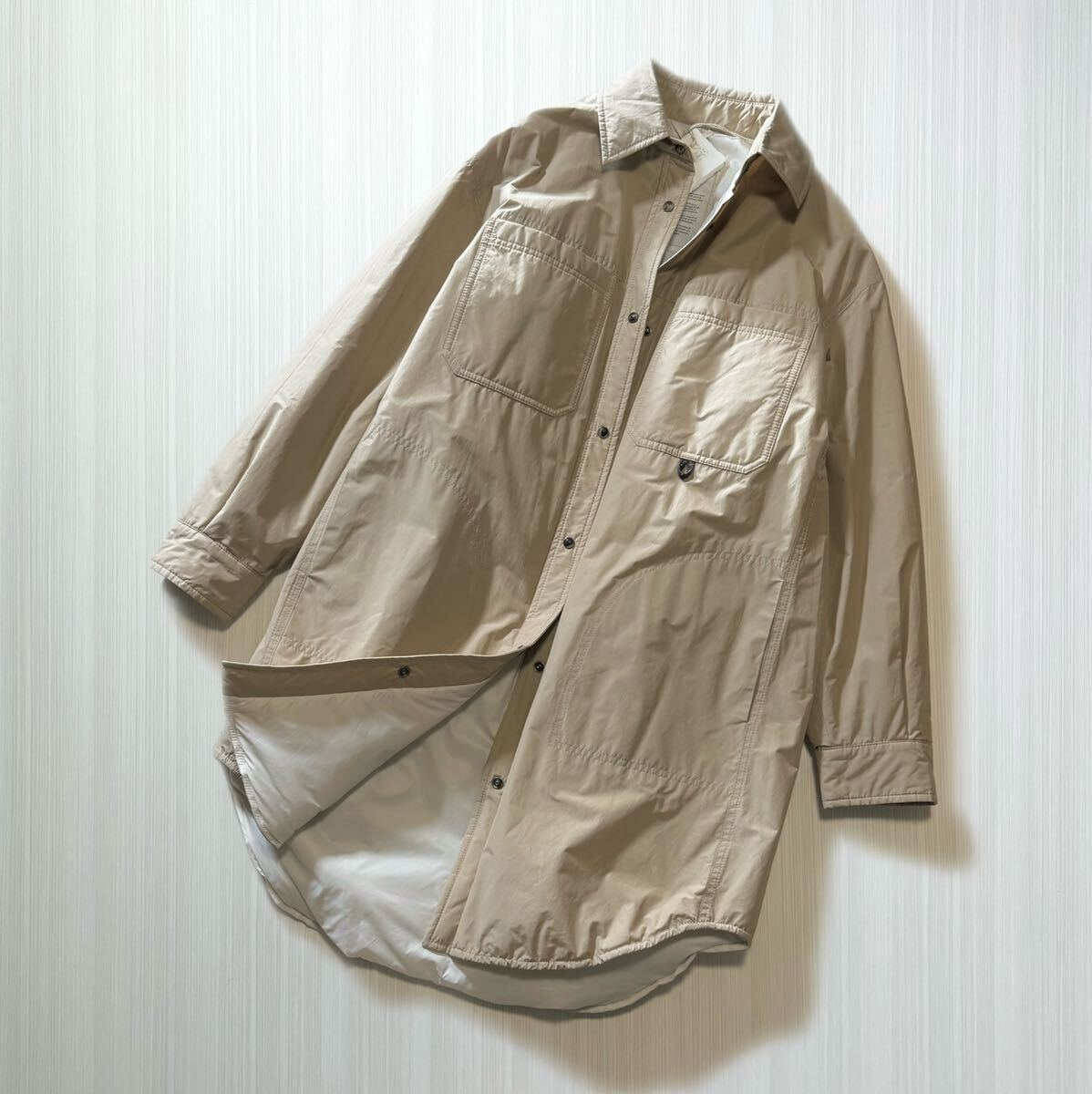 M04★未使用★22SS★極上モニーレ装飾つき パファーコート ブルネロクチネリ BRUNELLO CUCINELLI スプリングコート ベージュ ジャケット_画像2