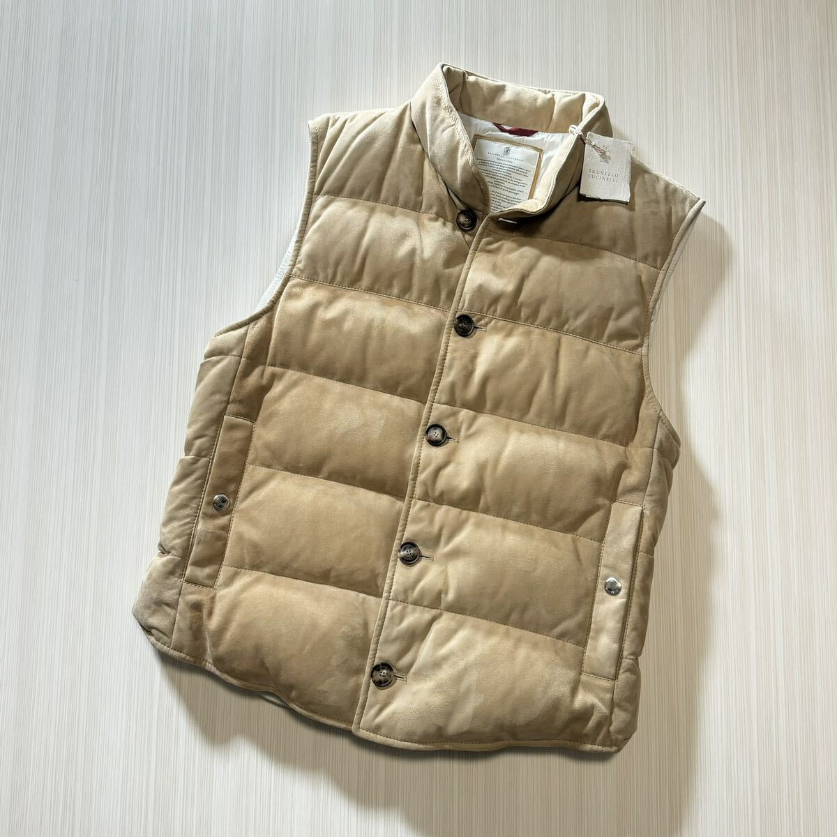 L95★未使用★23-24AW★極上レザー ダウンベスト ブルネロクチネリ BRUNELLO CUCINELLI ダウンジャケット ベージュ スエード ジレ_画像3