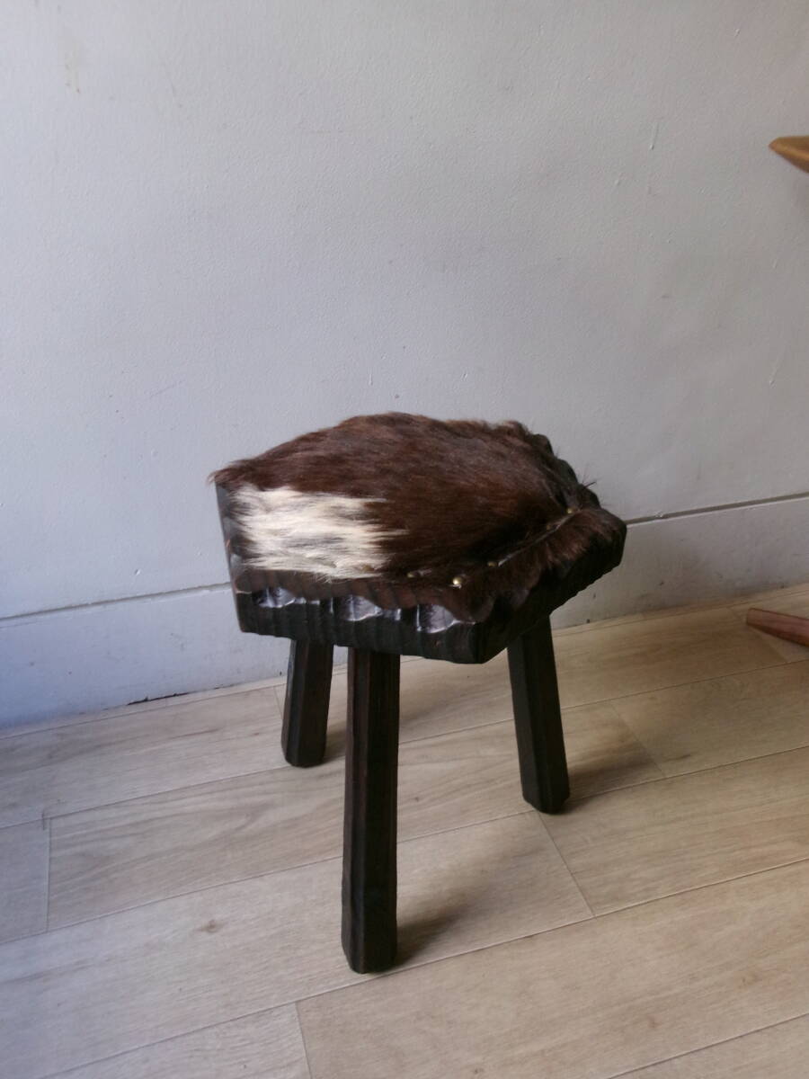 スペイン　アンティーク　「ARTEMIR」３本脚　スツール　ポニースキン付　B　羊飼いの椅子　シェファードチェア　 /ヴィンテージ　天然木_画像1