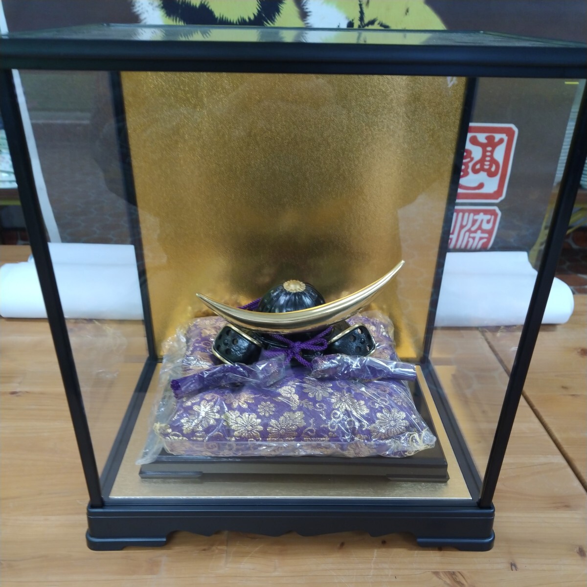 五月かぶと飾りガラスケース入り　伊達政宗かぶと　高岡鋳物の製品です。ガラスケースは組立式です。サイズ…幅32cm　高さ35cm 奥行25cm