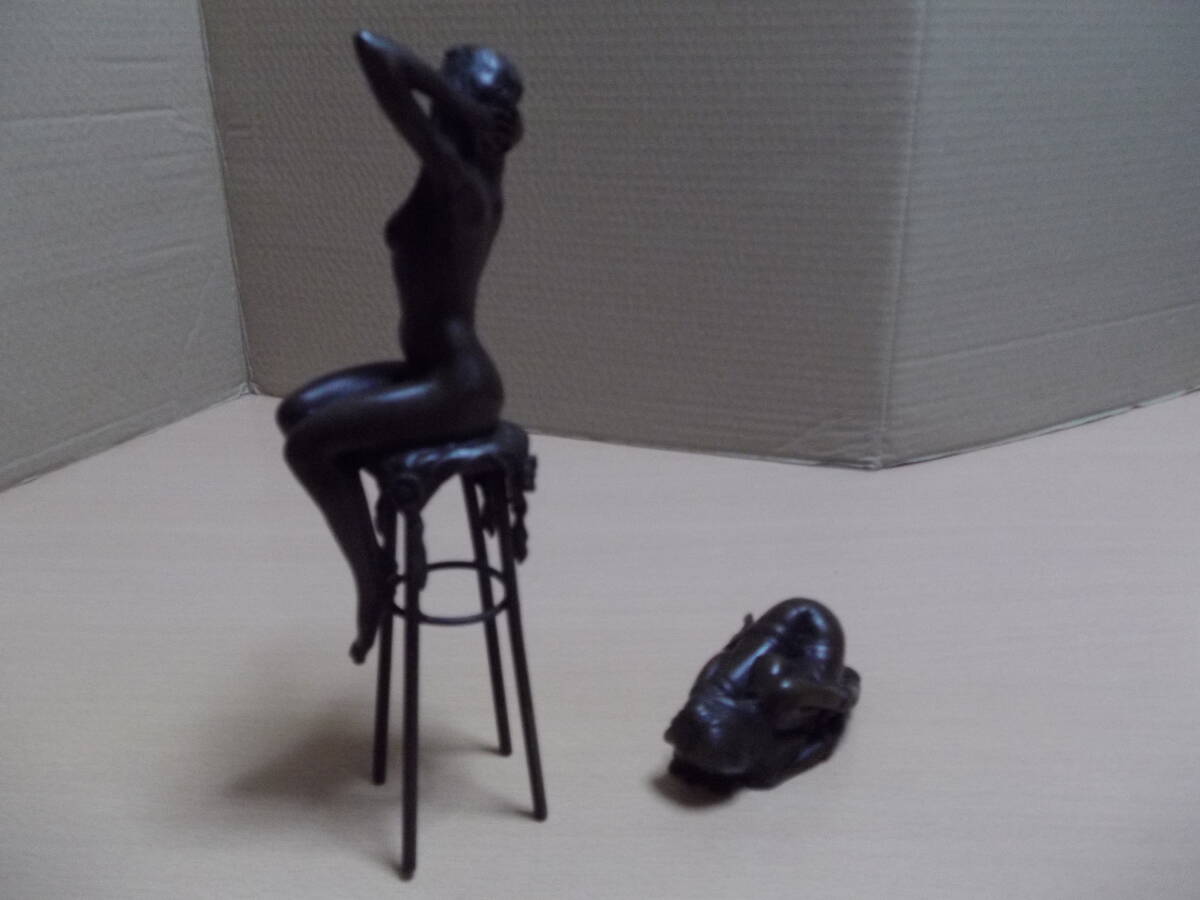 裸婦像２体組　椅子と（椅子１本４mm浮き有り）５，５ｘ８ｘh２４，５cm　寝転び１１，５ｘ１４ｘh４cm_画像3