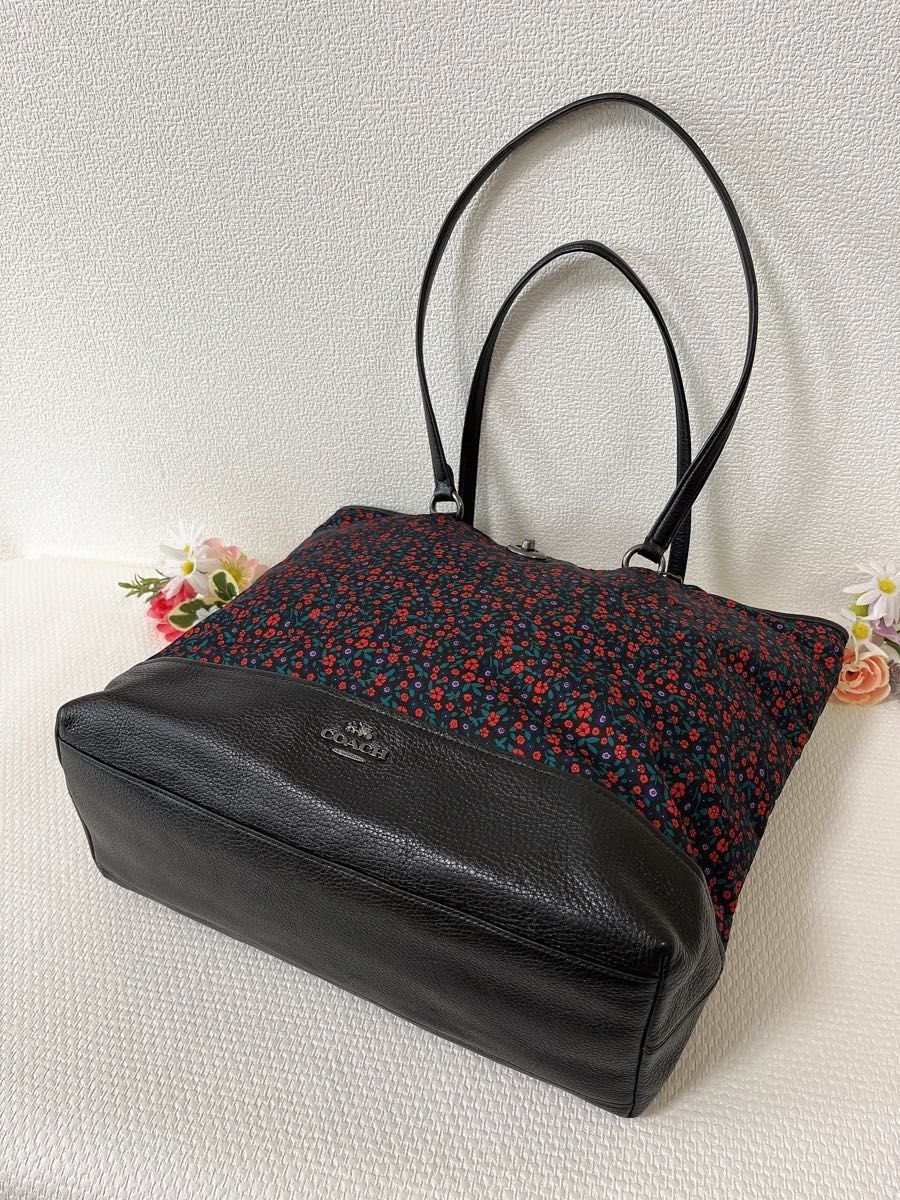 【タイムセール！未使用に近い】COACH コーチ トートバッグ 肩掛け 花柄 ナイロン×レザー 黒 チャーム付き A4収納可能