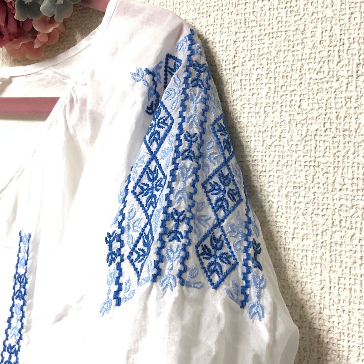 サマンサモスモスブルーブルー系刺繍が夏らしいプルオーバーM白×青美品重ね着にも