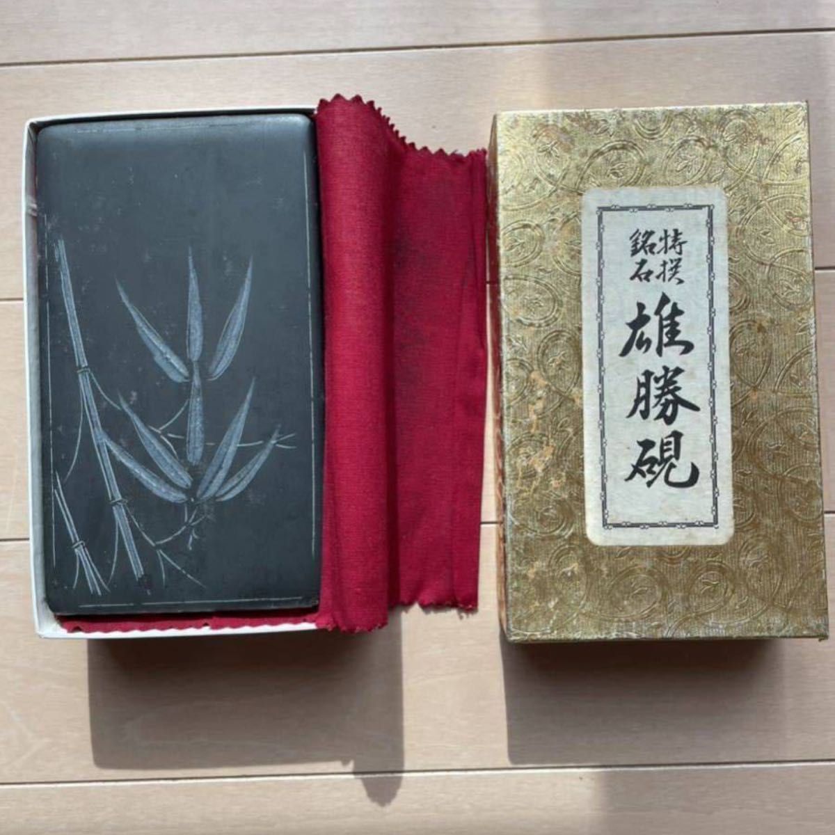 中国美術 端渓眼入雲龍文彫刻 唐木箱 重さ約993g 唐物 書道具 硯 中国美術 端渓眼入雲龍文彫刻 唐木箱 重さ約993g 唐物 書道具