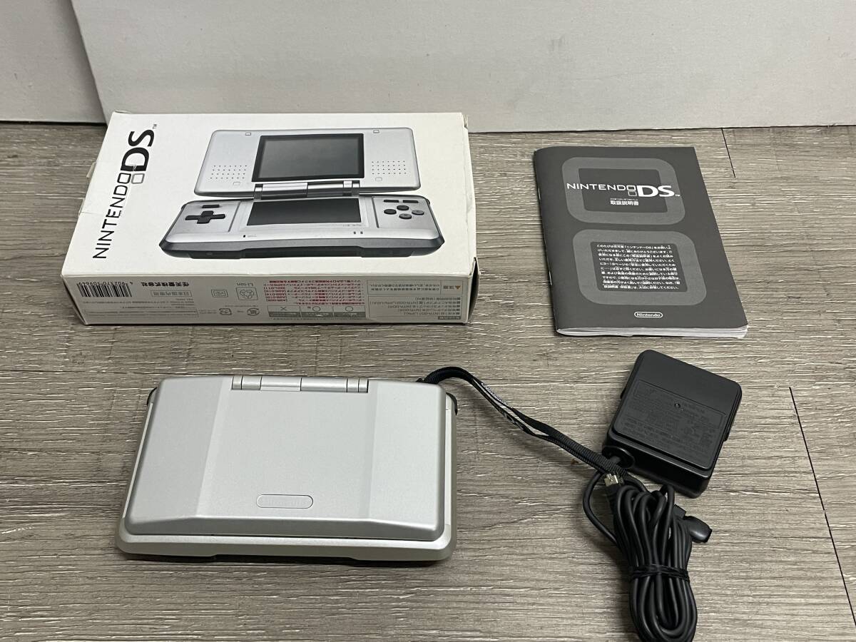 ☆ DS ☆ ニンテンドーDS プラチナシルバー 動作品 本体 タッチペン アダプター 箱 付属 内箱欠品 Nintendo DS GBA 任天堂 8339_画像1