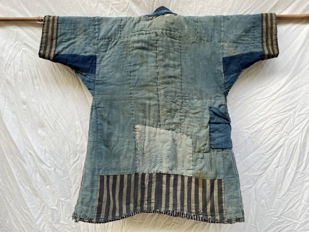 戦前 戦後 藍の色味 褞袍 野良着 綿入り 藍染 切り替え 手差し ジャパンヴィンテージ JAPAN VINTAGE 日本の古い服 襤褸 BORO 継ぎ接ぎ 朽ちの画像5