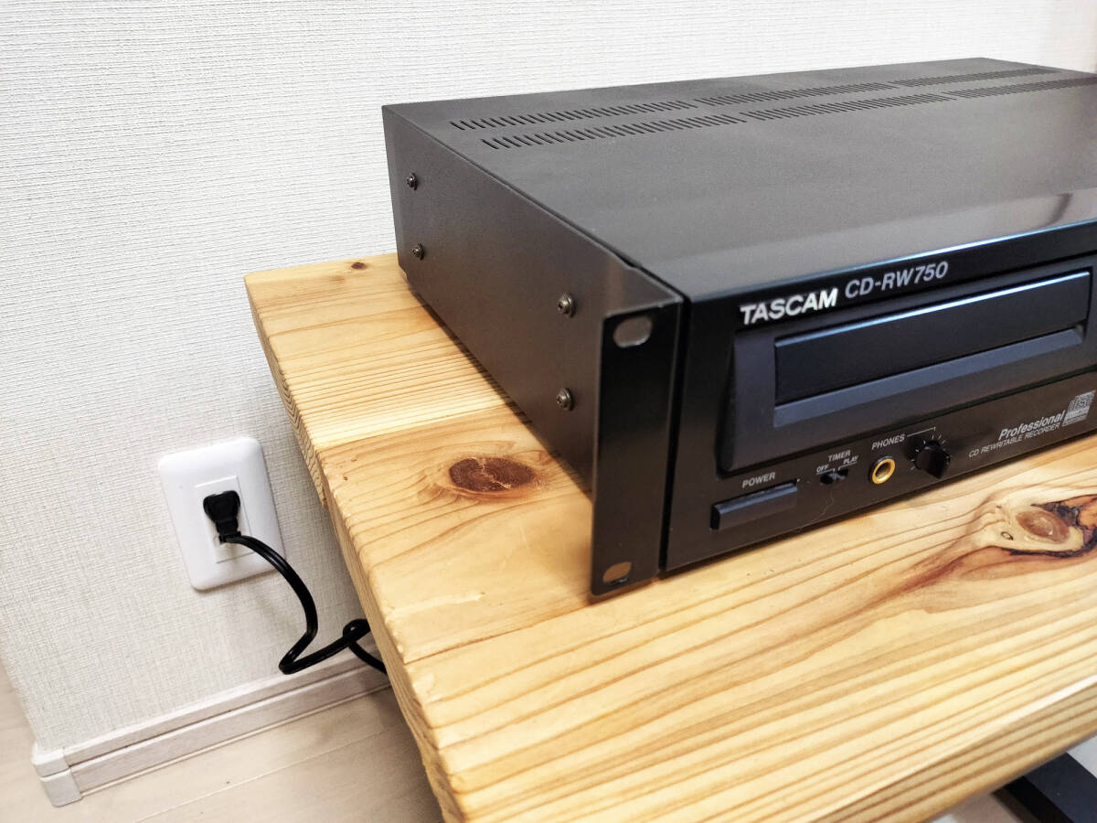 TASCAM TEAC タスカム ティアック 業務用 CDレコーダー CD-RW750 通電確認！ジャンク！部品取り、修理できる方に！送料無料！の画像3