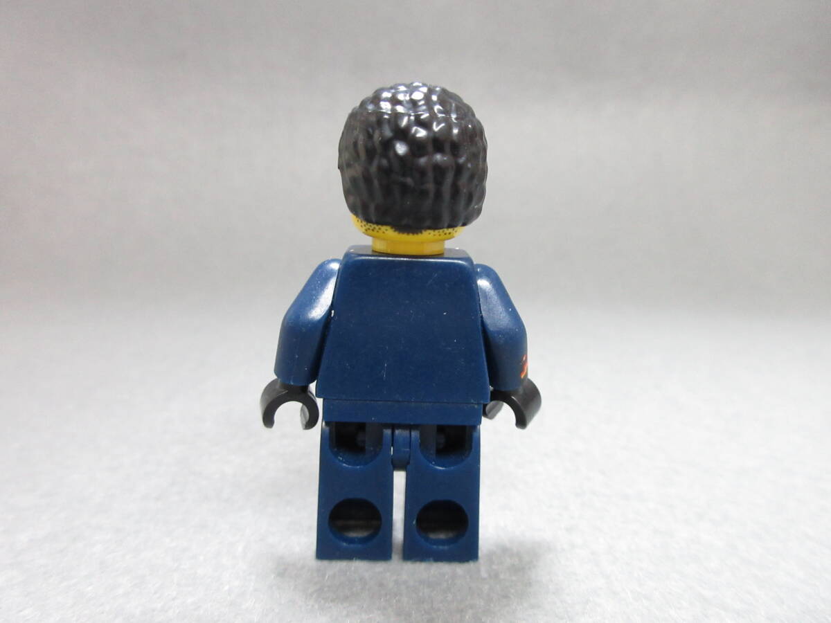 LEGO★139 正規品 男性 男の人 街の人 ミニフィグ 同梱可能 レゴ シティ タウン 男 女 子供 女の子 男の子 髪の毛 トルソー レッグ_画像2