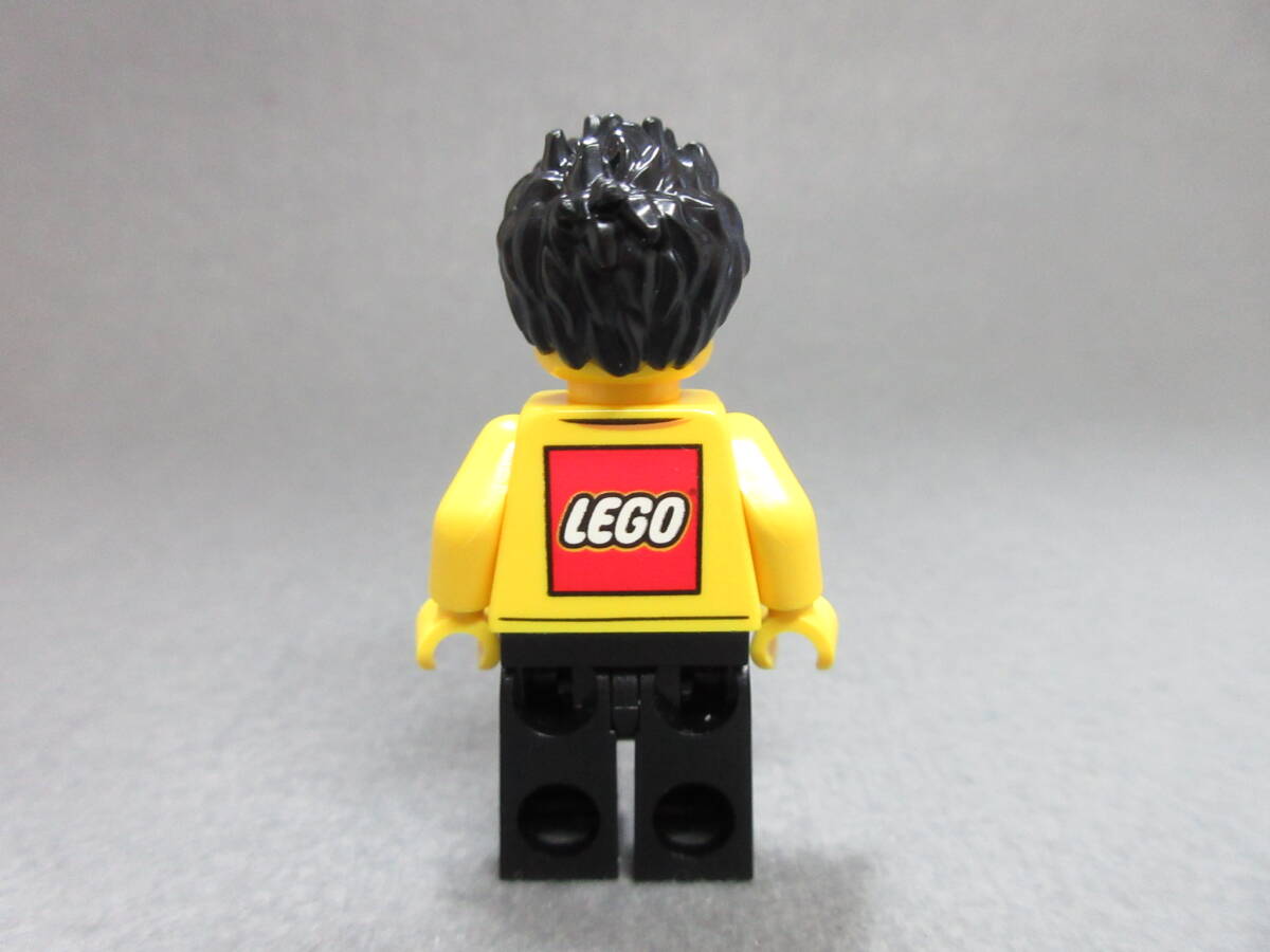 LEGO★243 正規品 ショップ 店員 ロゴ 街の人 ミニフィグ 同梱可能 レゴ シティ タウン 男 女 子供 女の子 男の子 髪の毛 トルソー レッグ_画像2