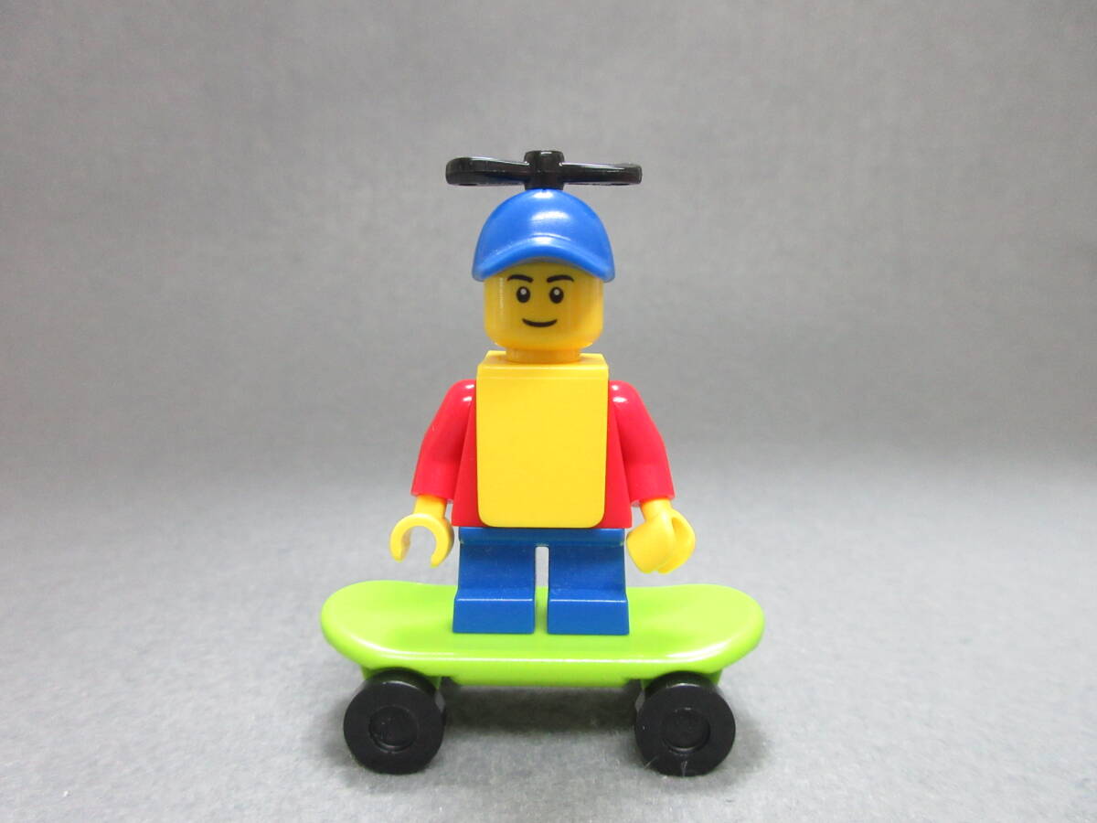 LEGO★288 正規品 スケボー 少年 街の人 ミニフィグ 同梱可能 レゴ シティ タウン 男 女 子供 女の子 男の子 髪の毛 トルソー レッグの画像1