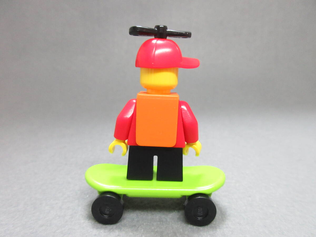 LEGO★330 正規品 スケボー 少年 街の人 ミニフィグ 同梱可能 レゴ シティ タウン 男 女 子供 女の子 男の子 髪の毛 トルソー レッグの画像2