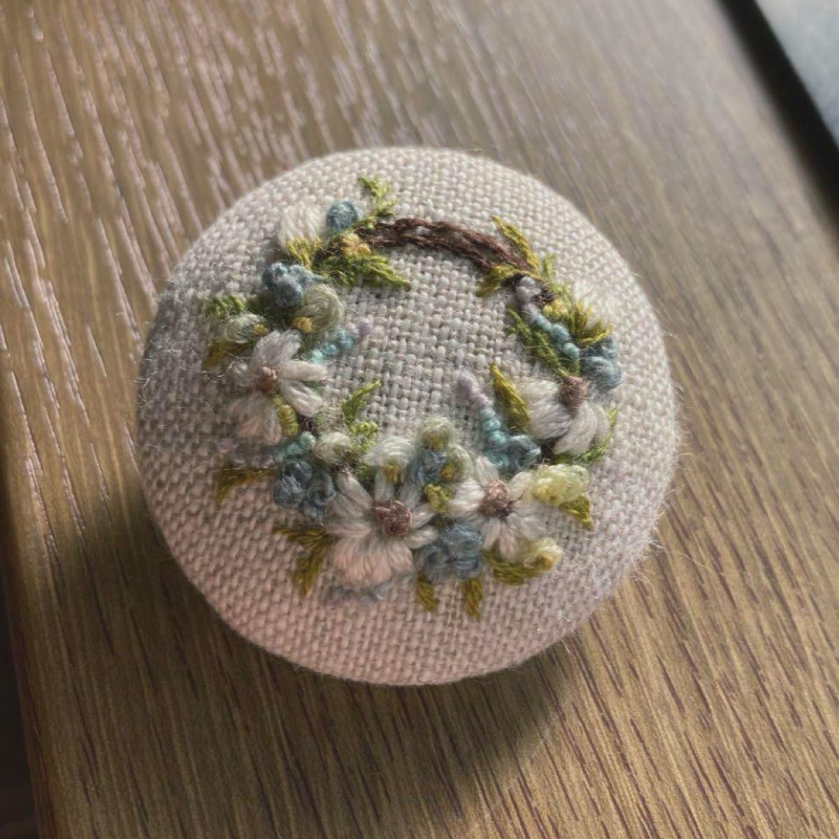 ハンドメイド ブローチ 刺繍 花 リース