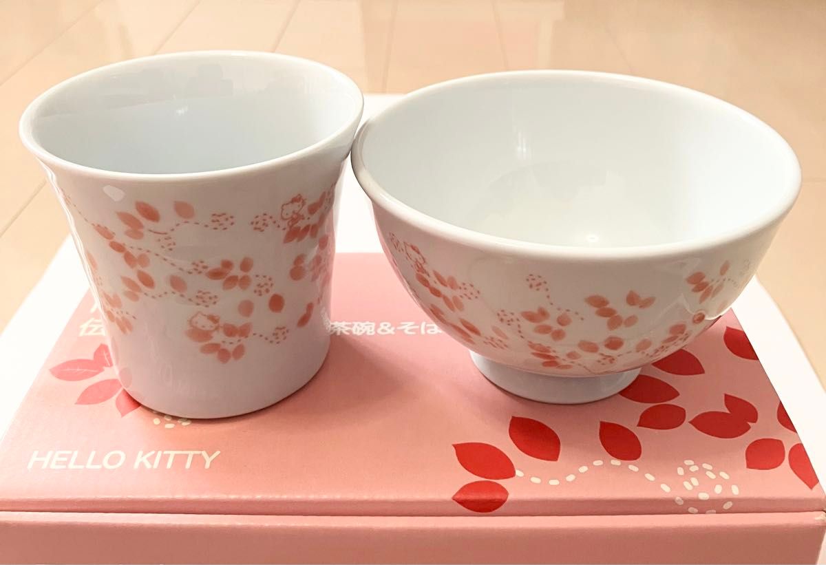 ハローキティ  茶碗＆そばちょこセット　有田焼　ピンク ペア 花柄