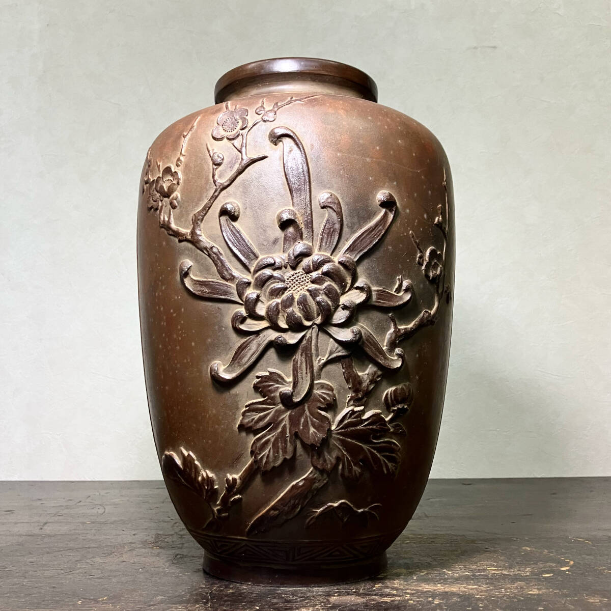 京都⑩ 時代物 銅製 盛上牡丹花鳥図 銅 花瓶 壷 花生 重量3.2kg 高さ：28cm_画像1