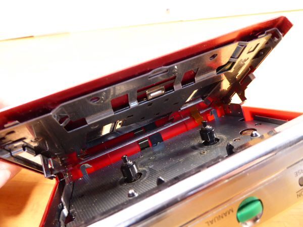 ジャンク　TOSHIBA/東芝　Walky　ステレオラジオカセットレコーダー　KT-RS30　ケース付　レッド　796J_画像8