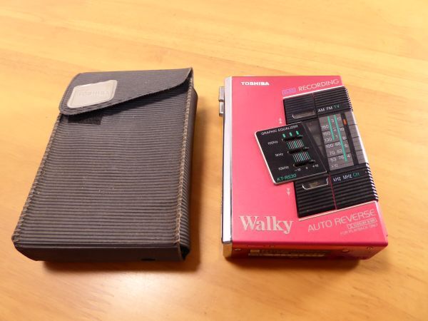 ジャンク　TOSHIBA/東芝　Walky　ステレオラジオカセットレコーダー　KT-RS30　ケース付　レッド　796J_画像1