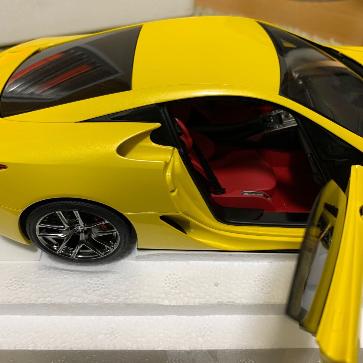 AUTOart 1/18　レクサス LFA （パール・イエロー）　78854 オートアート _画像3