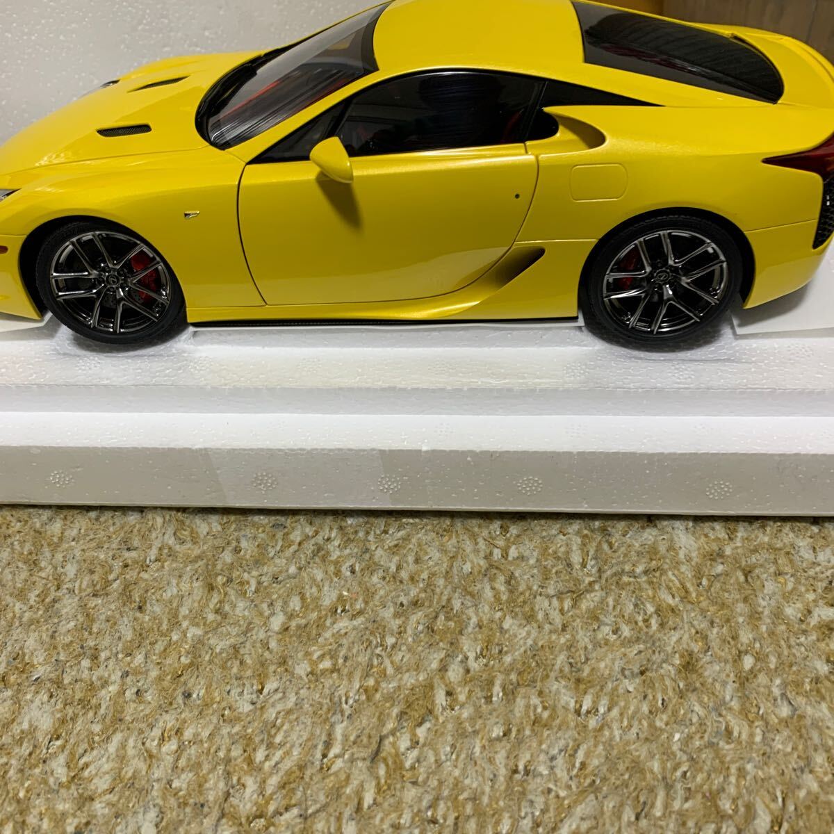 AUTOart 1/18　レクサス LFA （パール・イエロー）　78854 オートアート _画像7