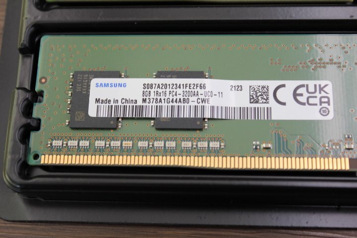 ○SAMSUNG 8GB 1Rx16 PC4-3200AA-UCO-11 2個 デスクトップパソコン用メモリ ジャンク扱い_画像2