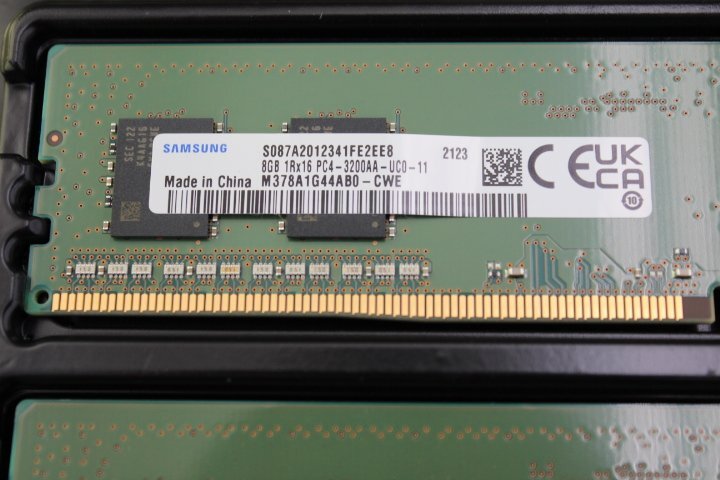 ○SAMSUNG 8GB 1Rx16 PC4-3200AA-UCO-11 2個 デスクトップパソコン用メモリ ジャンク扱い_画像4