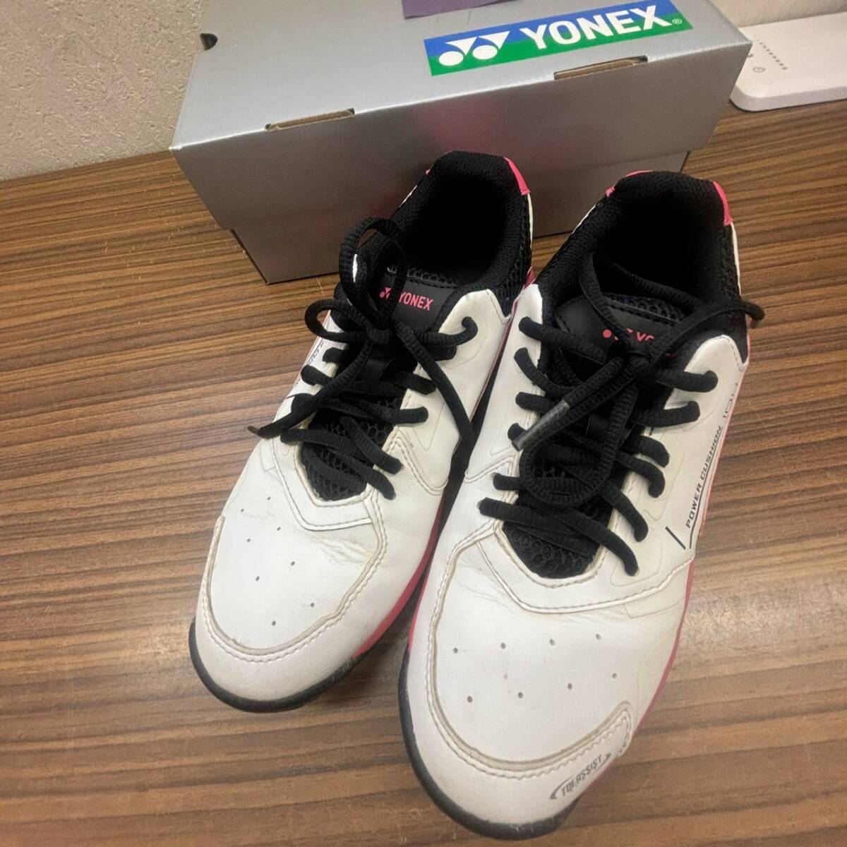 靴 ◆ YONEX ◆ POWER CUSHION テニスシューズ 23.5cm 白ｘ ピンク x 黒 ◆ ヨネックス ◆ レディース 箱入り_画像2