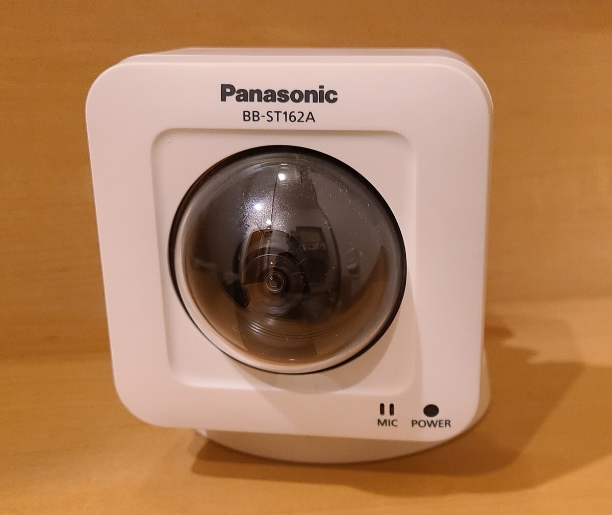 Panasonic ネットワークカメラ BB-ST162A レンズに小キズと色焼け有り POE給電にて動作確認済み 稼働品 本体と取付台のセット リセット済み_画像1