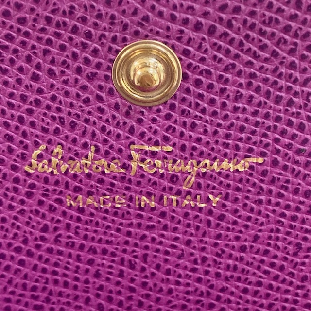 Salvatore Ferragamo サルヴァトーレフェラガモ リボン カードケース 名刺入れ レザー 紫パープル ゴールド金具 イタリア製 刻印の画像4