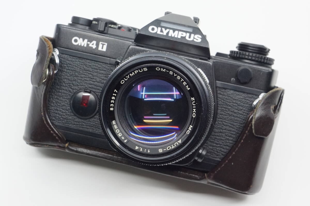 オリンパス フィルム一眼OM 革製カメラケース 稀少なダークブラン OM-1 OM-2 OM-3 OM-4 用 レアな濃い茶色の革ケース_装着例。カメラレンズは商品に含まれません