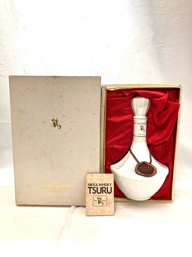 ◆東京都内配送限定◆【未開栓】ニッカウヰスキー　鶴　ウィスキー　陶器　THE NIKKA WHISKY　TSURU 750ml(約1131.6g) 43%【送料別】HA0968_画像1