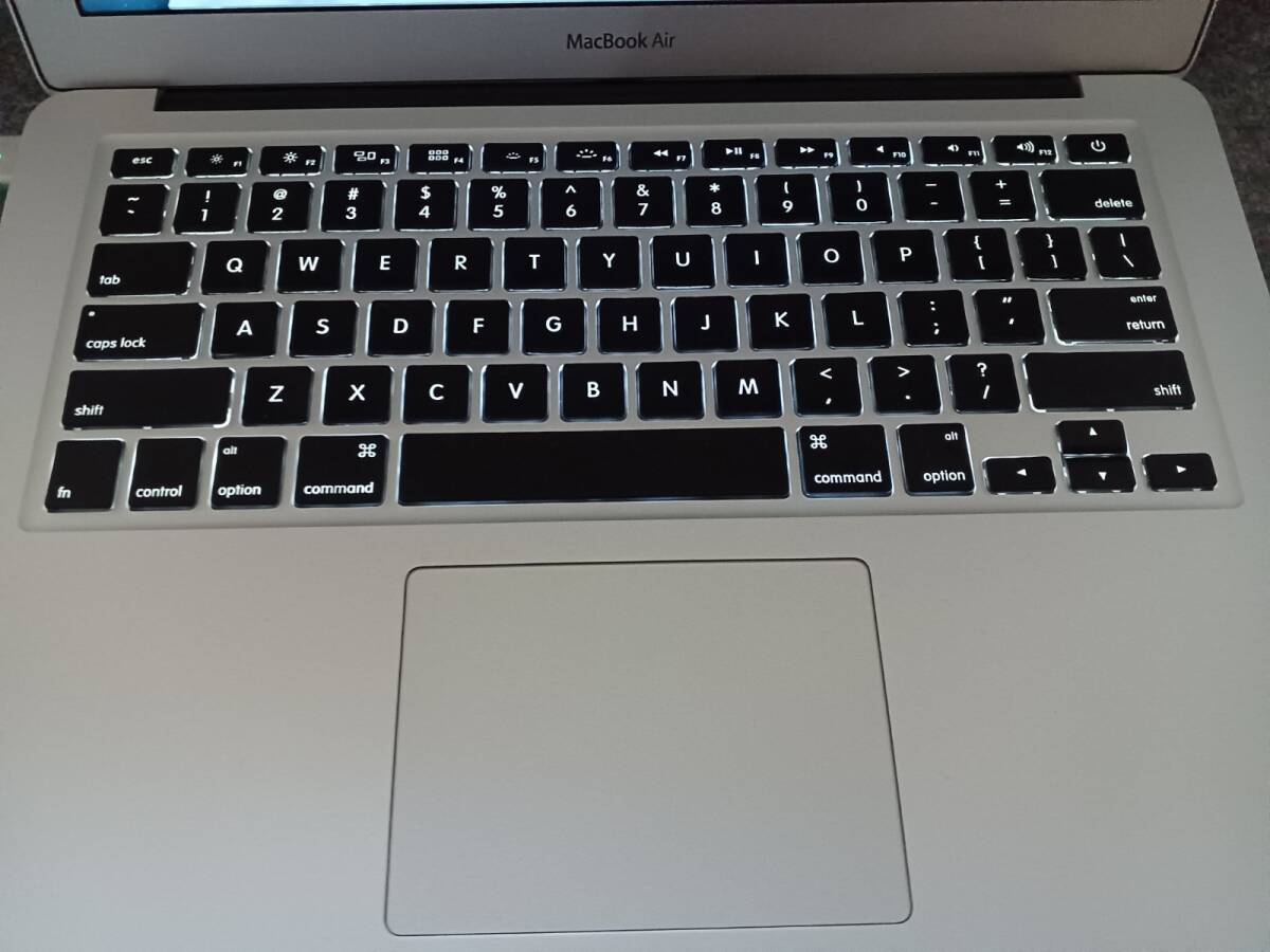 ★13099-05【初期化済み】Apple MacBook Air/マックブックエアー model A1466 256GB バッグ付き★_画像8