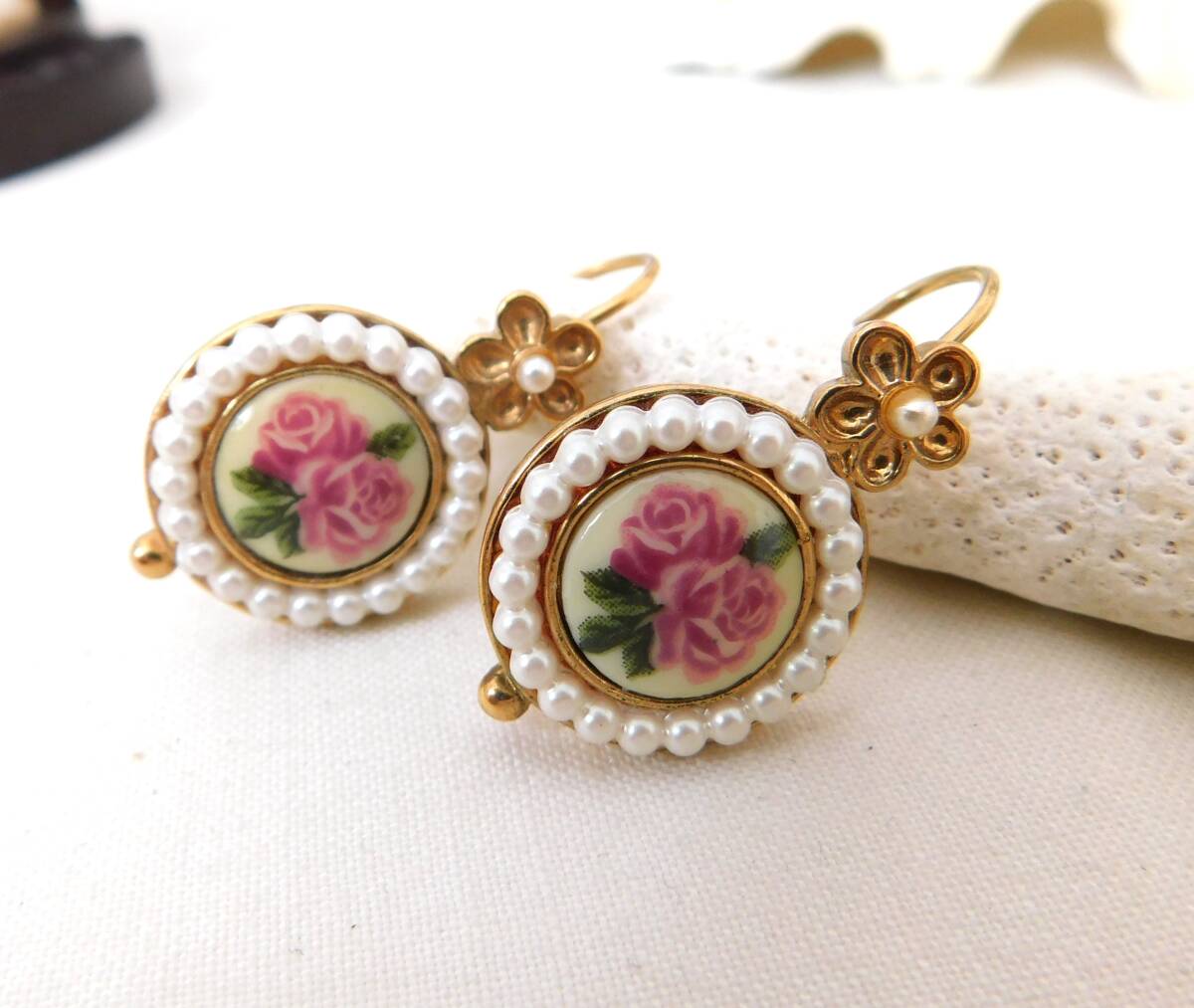  Vintage pink. rose. flower .....Faux pearl ..... design. old wonderful earrings postage 120