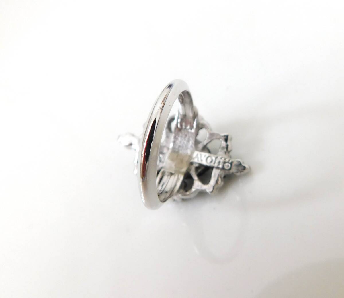 ヴィンテージ　Avon刻印　Fauxターコイズとヘマタイトカボションの飾られた古い素敵な指輪　美品　送料120_画像3