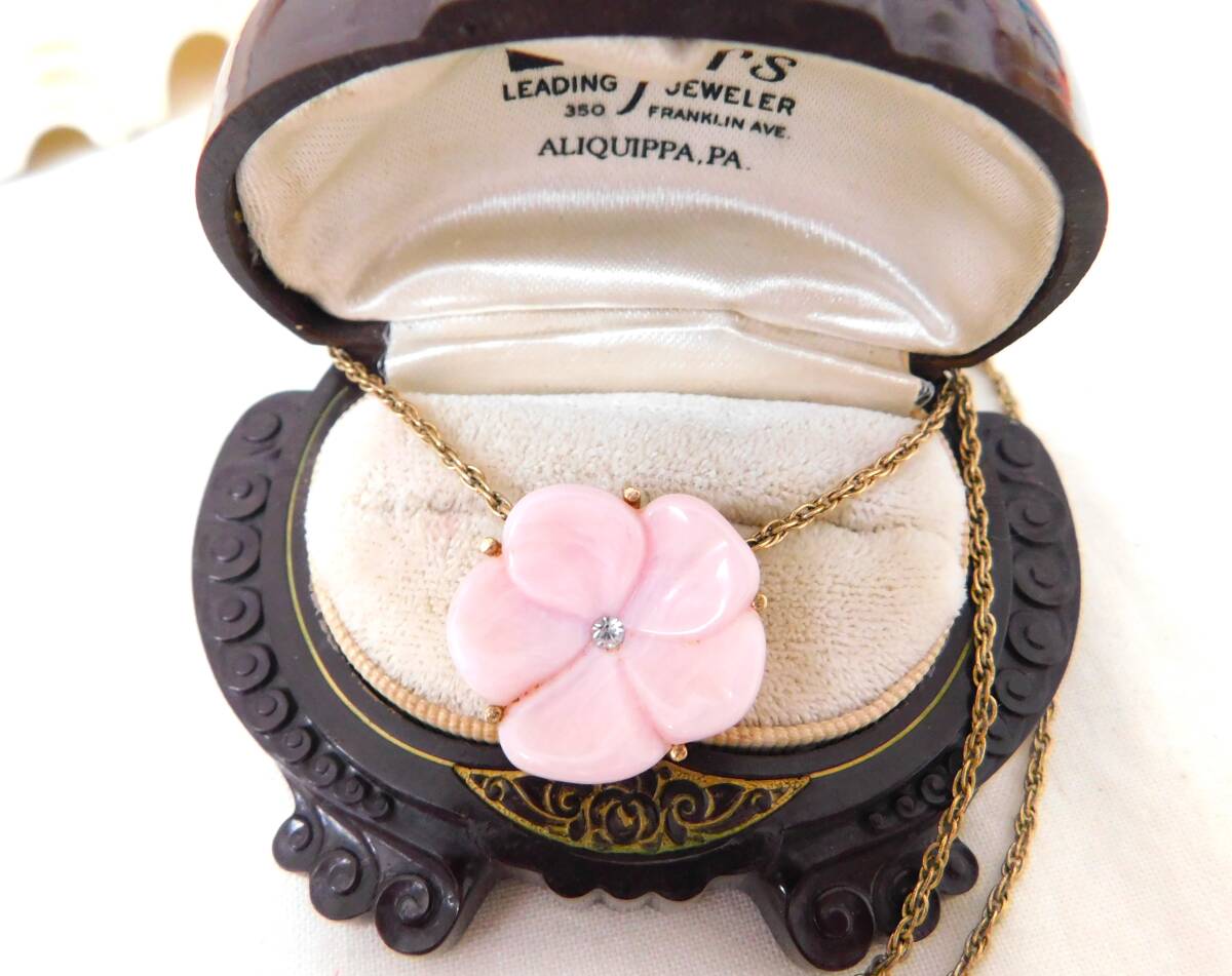 ヴィンテージ　Avon刻印　淡いピンクの桜の花モチーフの古いかわいらしいネックレス　送料120_ケースは含まれません。