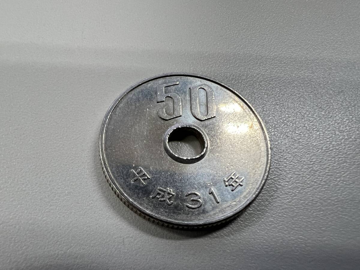 １円スタート　特年　平成３１年　白銅貨　５０円　五十円　硬貨　流通品_画像1