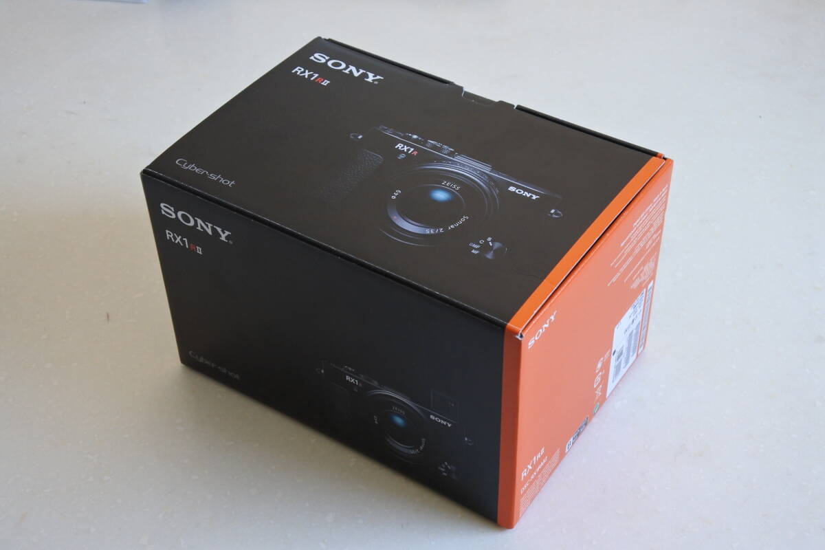 ほぼ新品・超格安 SONY DSC-RX1RM2 有効約4240万画素35mmフルサイズ ZEISS「ゾナーT 35mm F2」欠品無し・元箱入り 超美品 機材整理の為出品_この元箱に収納した状態でお送りします。