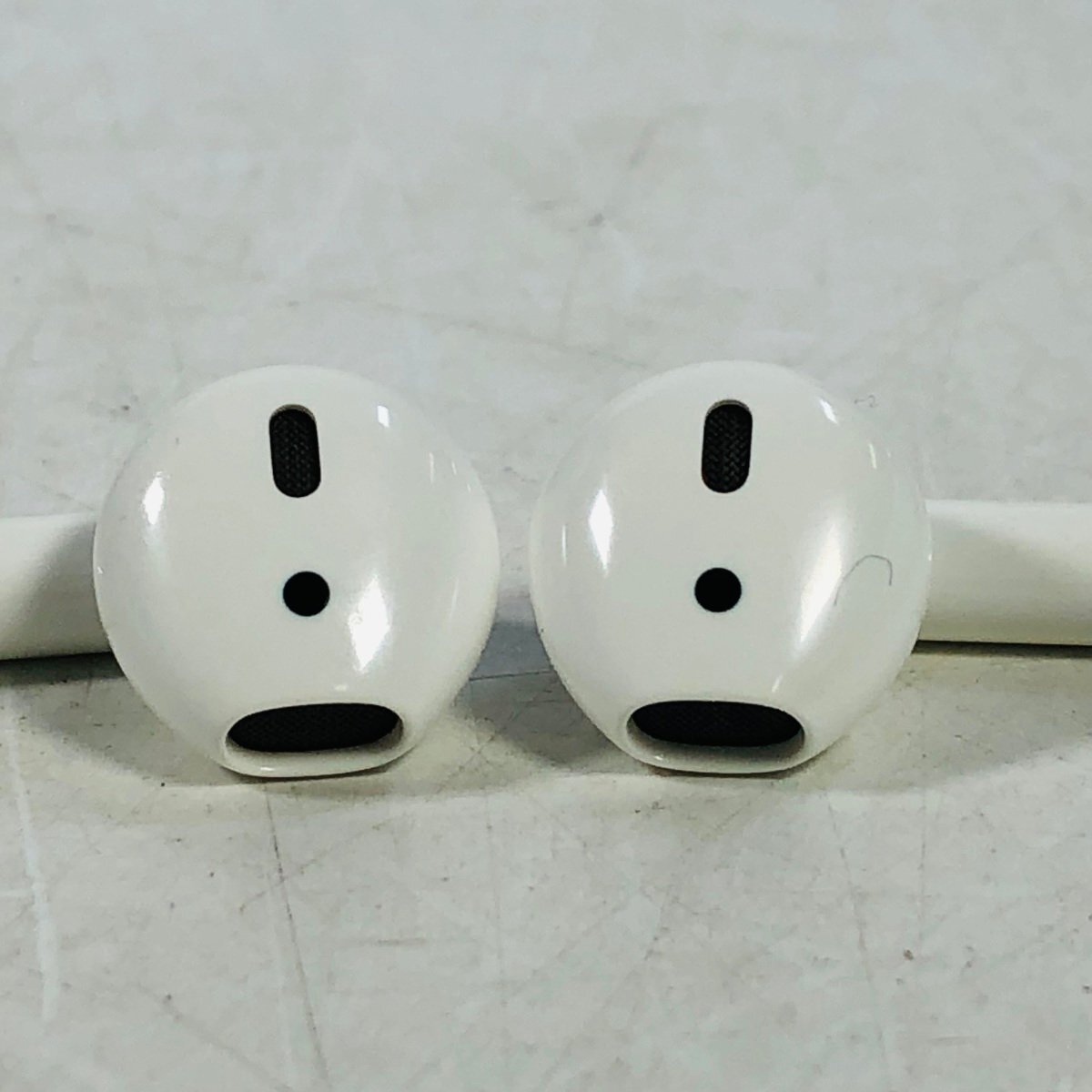 ジャンク Apple AirPods with Charging Case MMEF2J/Aの画像5