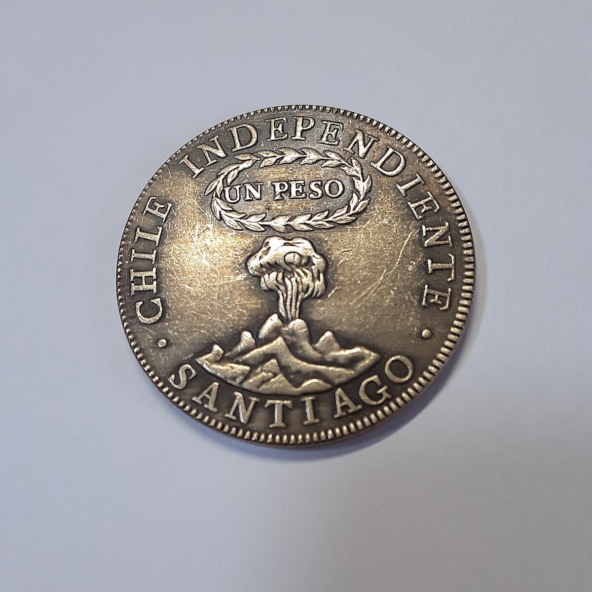(大型コイン) チリ 硬貨 古銭 チリ独立 1817年 サンティアゴ火山 噴火柱 1ペソ 直径:約39mm 重量:約26.0gの画像1