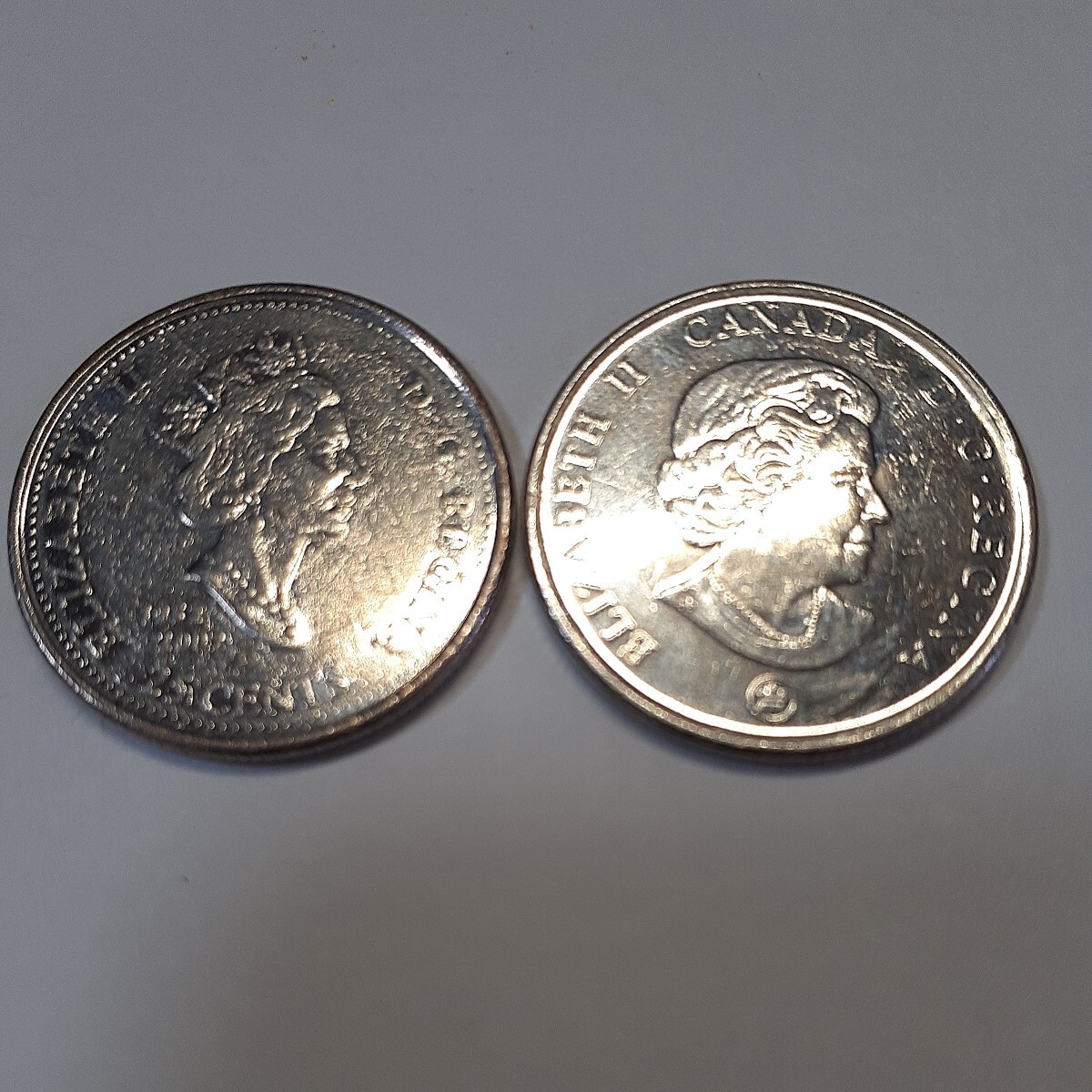 カナダ循環記念 (カナダ勇気のメダル 2006) &エリザベス女王50周年記念25セント硬貨1952-2002(ニッケルメッキ鋼)直径:約23.8mm 重量:約4.4gの画像3
