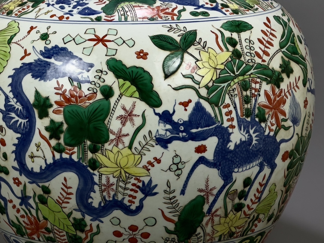  3:5725LT 中国骨董 磁器【明嘉靖五彩瑞獣紋缶】工芸品 施釉陶 青花磁 陶芸 置物 收藏品_画像6