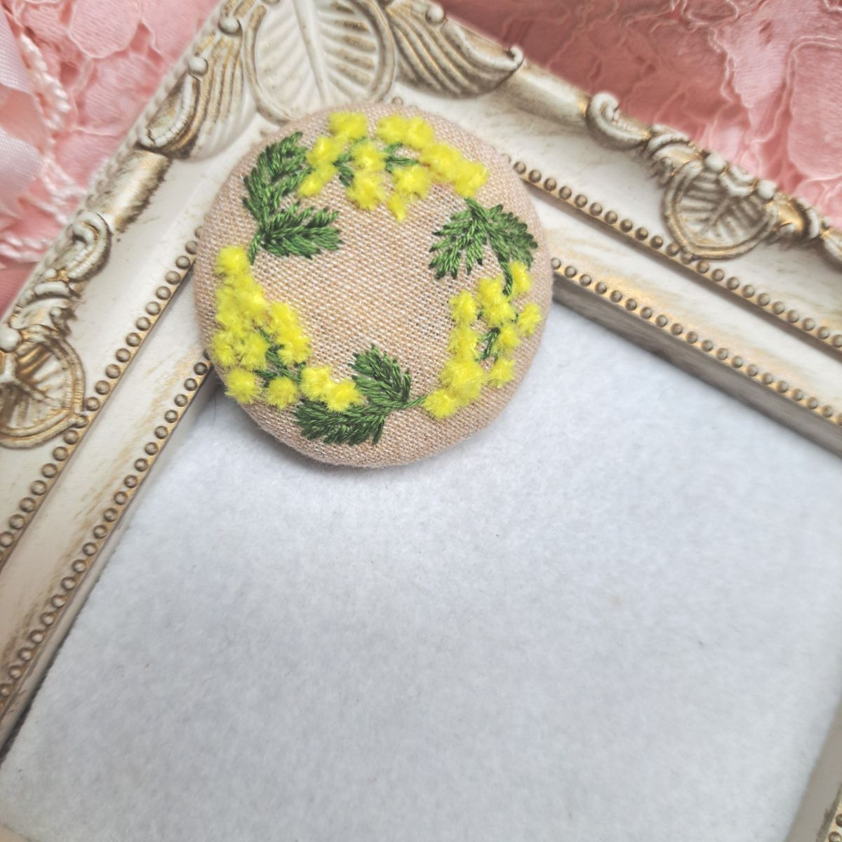 ミモザ ハンドメイド 刺繍ブローチ 手刺繍 くるみボタン