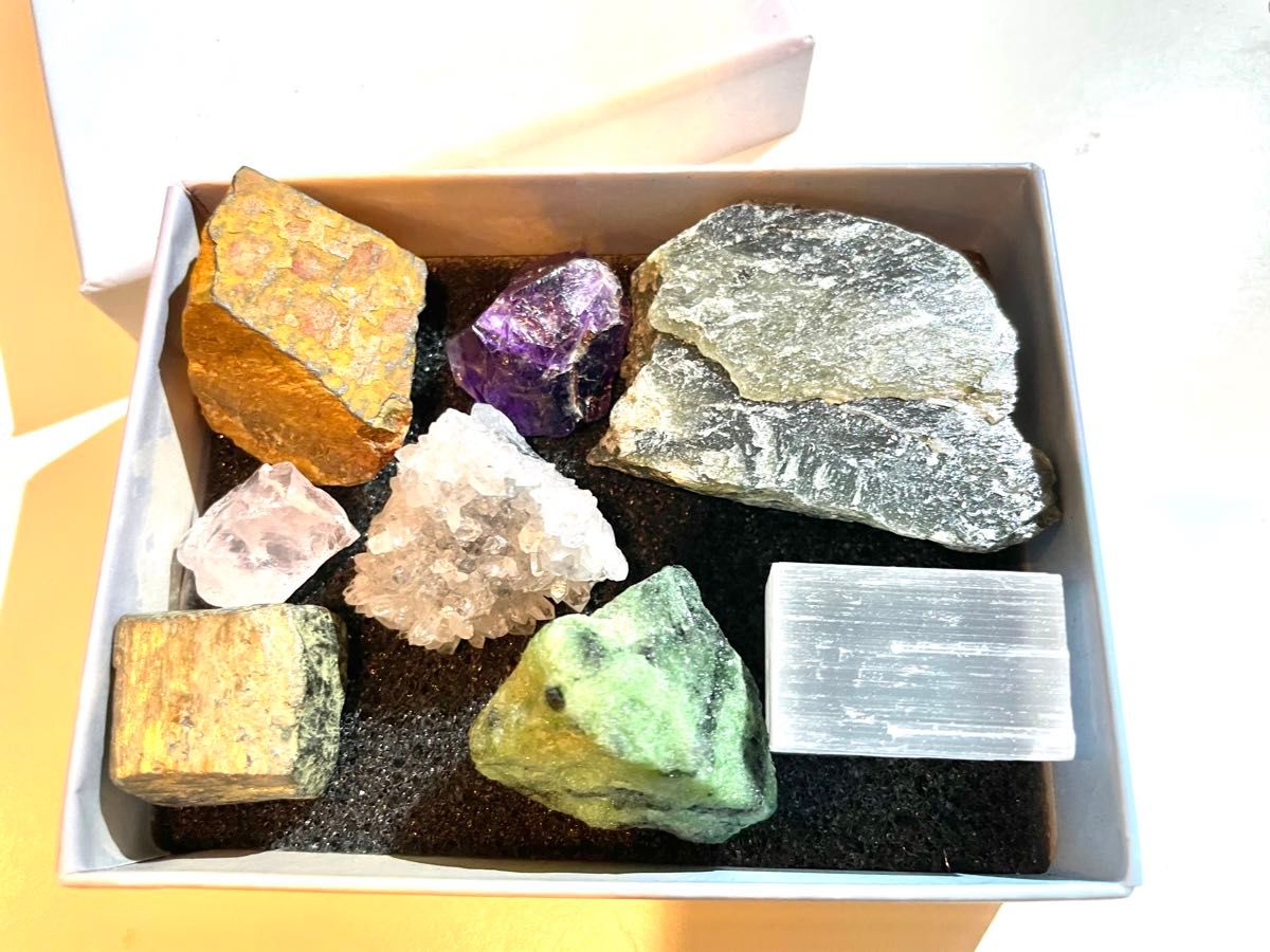 鉱物　詰め合わせBOX  天然石 パワーストーン　原石　ラブラドライト　ルビーインゾイサイト　アメシスト　アポフィライトパイライト
