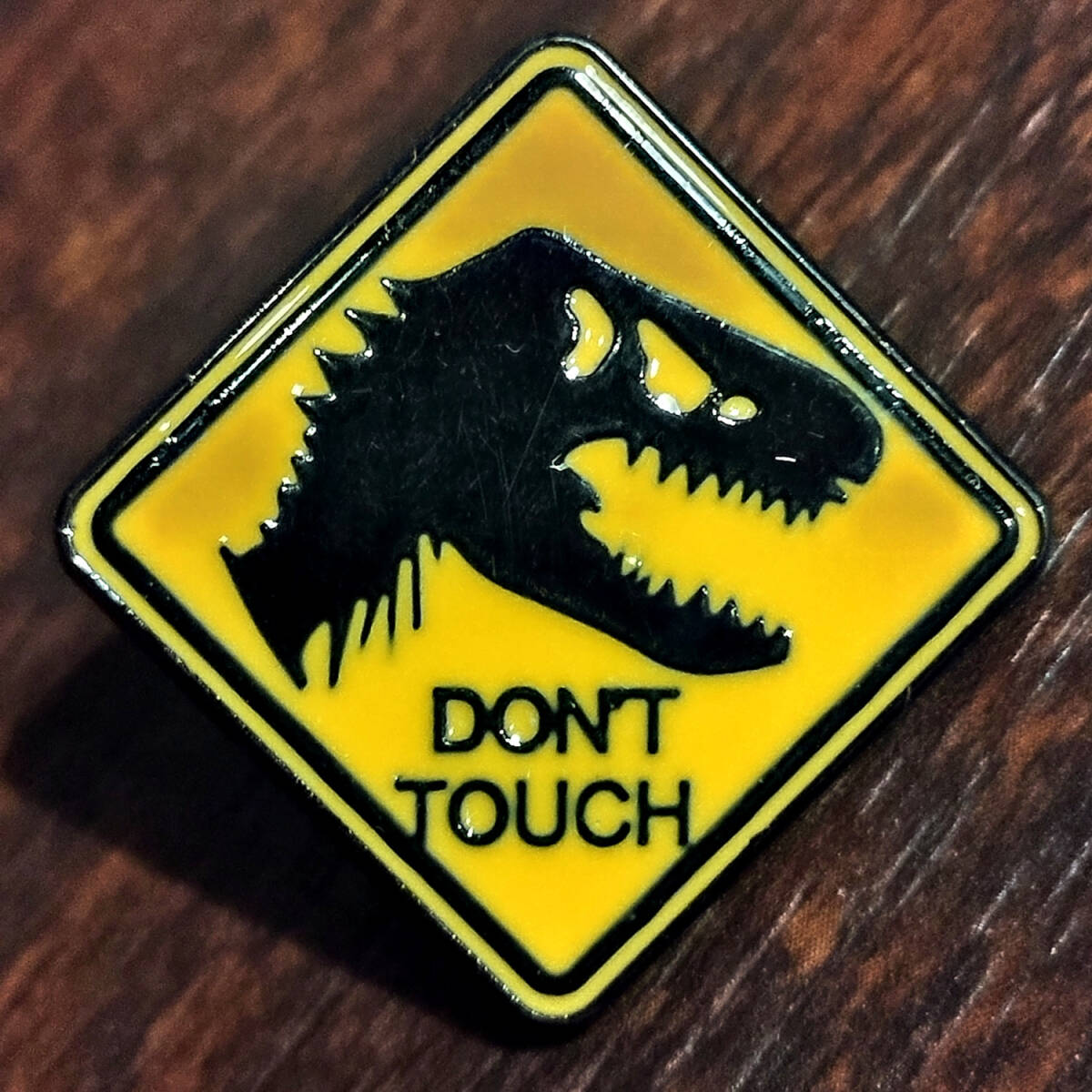 ピンバッチ　触るな！恐竜　道路標識　　ピンバッジ　案内標識　TREX　ティラノサウルス　ジュラシックパーク_画像1