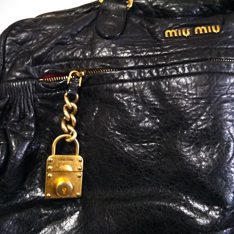 美品 希少■ miumiu ■ ミュウミュウ ■ 本革 レザー製・ ハンドバッグ■ 黒 ブラック系■ ロゴ入り 鍵型チャーム付き ■レトロ■ 送料無料_裏側：ロゴ入り 鍵穴デザインの チャーム付